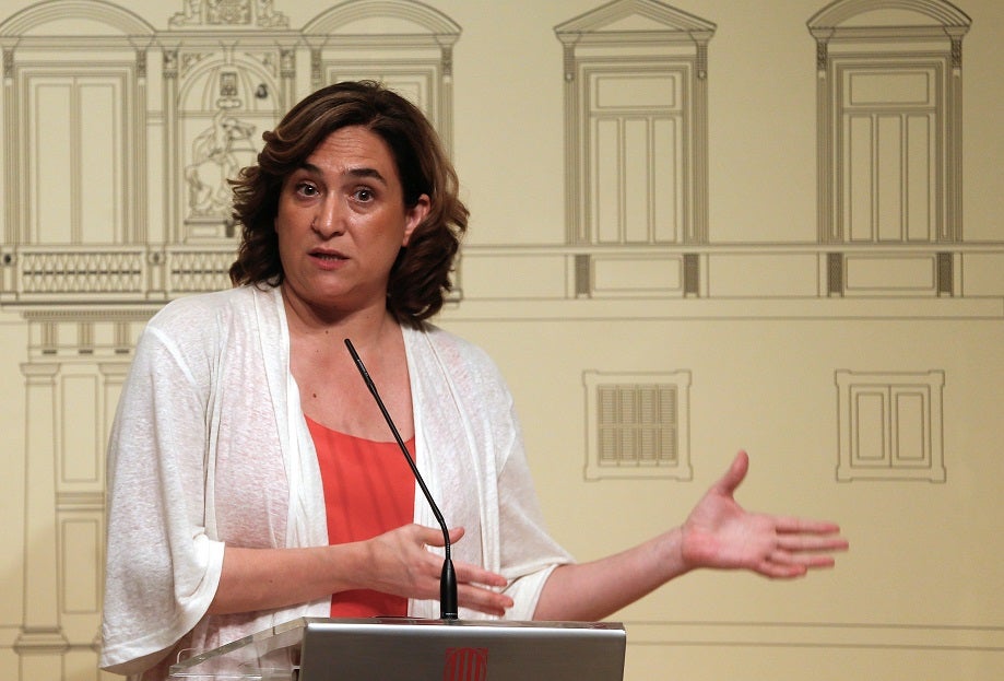 Colau responde a Ortega Smith tras criticar el belén de Barcelona: "Machirulo maleducado" Colau responde a Ortega Smith tras criticar el belén de Barcelona: "Machirulo maleducado"