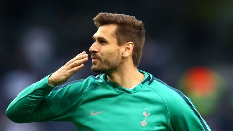 Fernando Llorente saluda a la afici&oacute;n