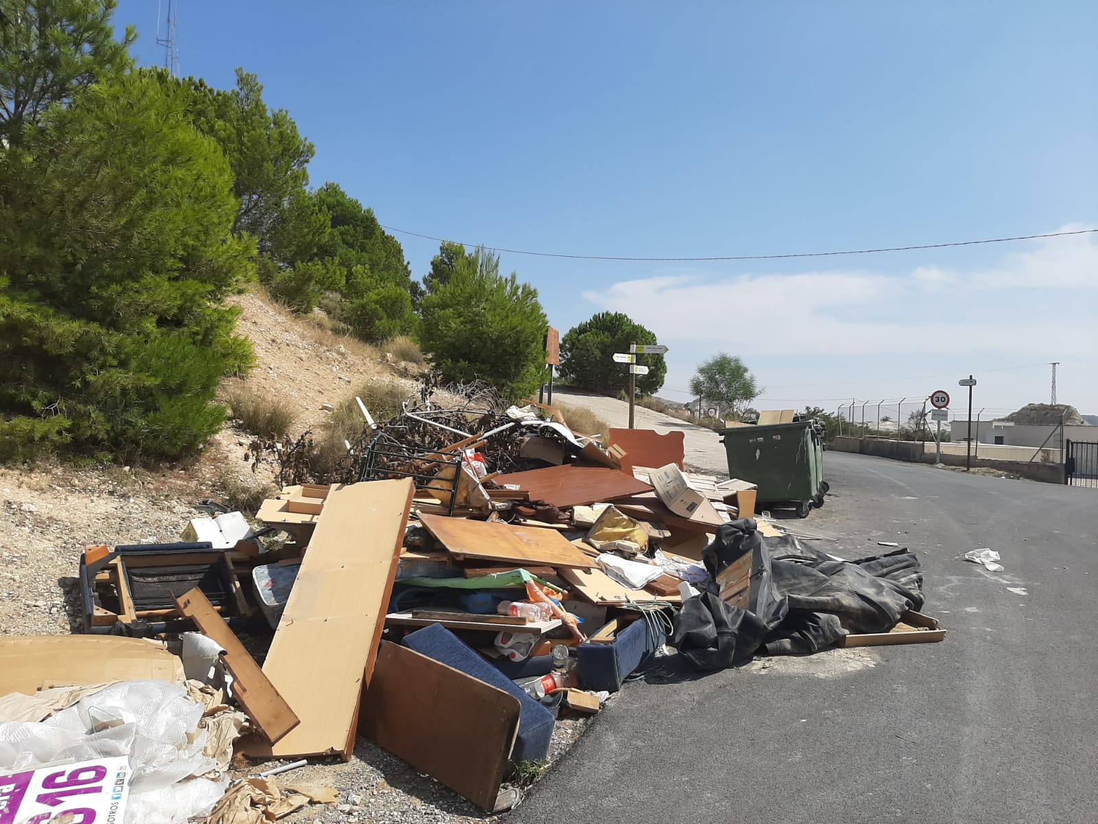 La eliminación de vertidos ilegales carga 10.000 euros al Ayuntamiento de Aspe desde enero La eliminación de vertidos ilegales carga 10.000 euros al Ayuntamiento de Aspe desde enero