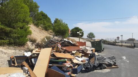 Enseres acumulados en el Altico de Elche del municipio de Aspe.