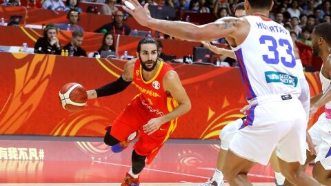 Ricky Rubio conduce el bal&oacute;n en el partido de Espa&ntilde;a