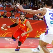 Ricky Rubio conduce el balón en el partido de España Ricky Rubio conduce el balón en el partido de España