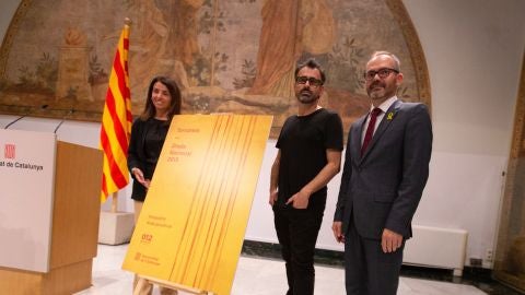 La consellera de Presidencia, Meritxell Budó, y el vicepresidente del Parlament, Josep Costa, acompañados del creador artístico del cartel del acto oficial de la Diada. La consellera de Presidencia, Meritxell Budó, y el vicepresidente del Parlament, Josep Costa, acompañados del creador artístico del cartel del acto oficial de la Diada.