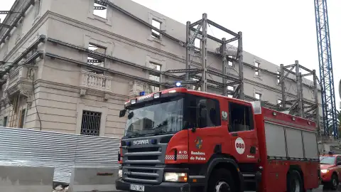 Fachada de la APB que se ha desprendido. Fachada de la APB que se ha desprendido.