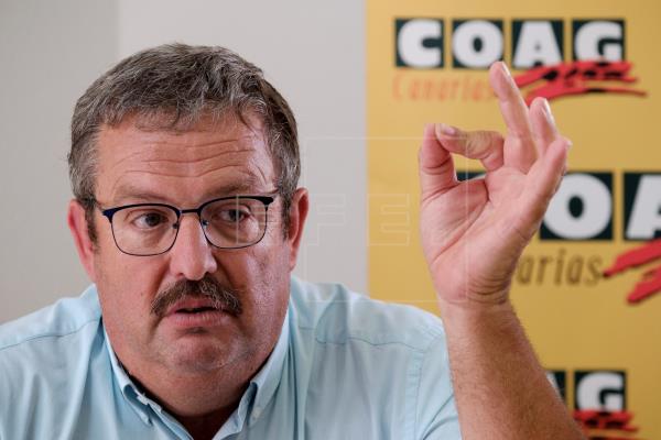 Rafael Hernández: "Al margen de las ayudas institucionales, la verdadera ayuda llegará si la gente decide consumir y exigir productos canarios" Rafael Hernández: "Al margen de las ayudas institucionales, la verdadera ayuda llegará si la gente decide consumir y exigir productos canarios"
