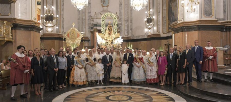 L´alcalde José Benlloch i la corporació municipal junt amb la reina Carmen Rubert i les dames de la Cort d´Honor. L´alcalde José Benlloch i la corporació municipal junt amb la reina Carmen Rubert i les dames de la Cort d´Honor.