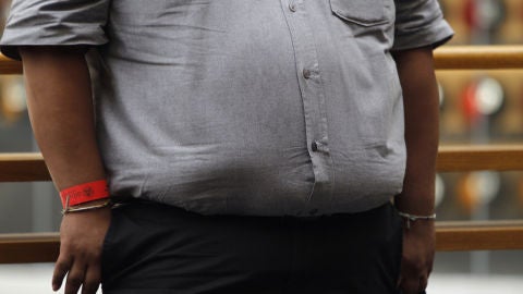 Un hombre con obesidad