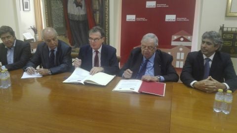 Firma del convenio en la Universidad de Castilla-La Mancha