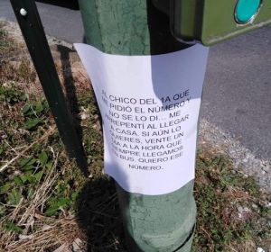 Nota de una viajera a un chico en una marquesina de autobuses en La Coruña Nota de una viajera a un chico en una marquesina de autobuses en La Coruña