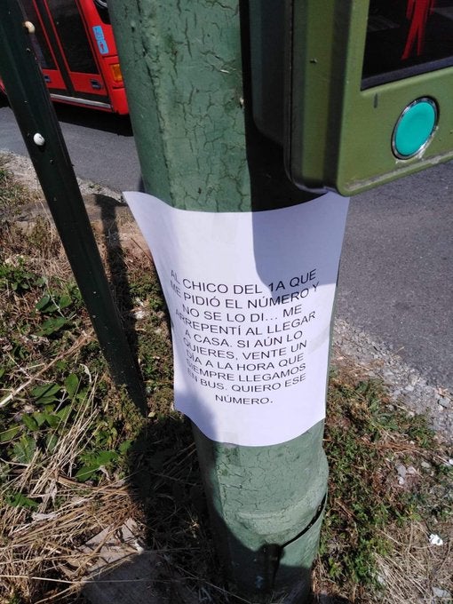 La nota de amor viral entre dos viajeros en una parada de autobús de La Coruña La nota de amor viral entre dos viajeros en una parada de autobús de La Coruña