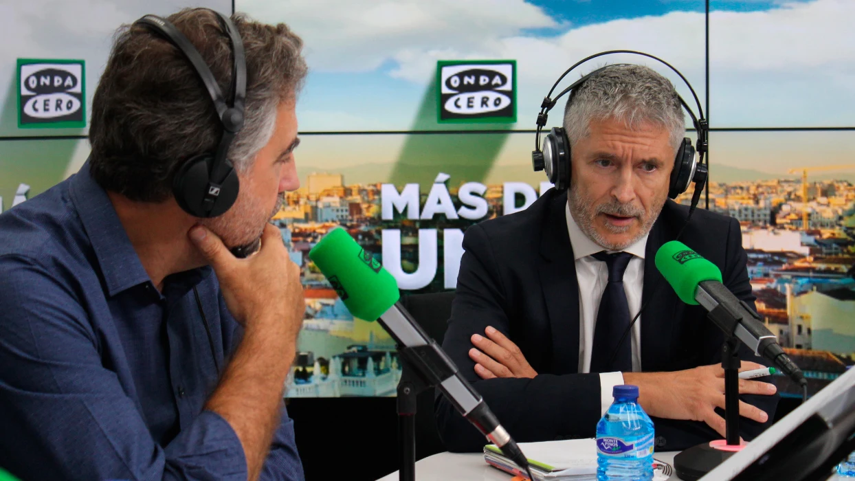 El ministro Fernando Grande-Marlaska durante una entrevista con Carlos Alsina
