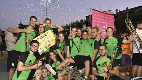 La charanga aspense 'Los Tréboles' recibiendo el primer premio La charanga aspense 'Los Tréboles' recibiendo el primer premio