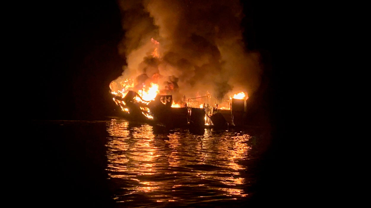Al menos 20 muertos y 14 desaparecidos tras incendiarse un barco en California Al menos 20 muertos y 14 desaparecidos tras incendiarse un barco en California