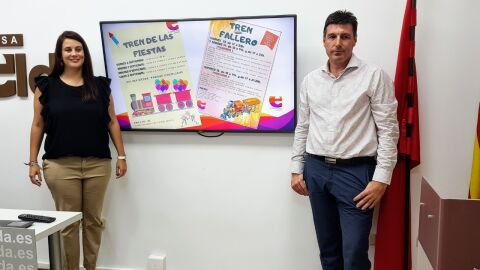 Lorena Pedrero, concejala de Fiestas en Elda, en la presentaci&oacute;n del tren tur&iacute;stico de las fiestas.