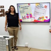 Lorena Pedrero, concejala de Fiestas en Elda, en la presentación del tren turístico de las fiestas.
