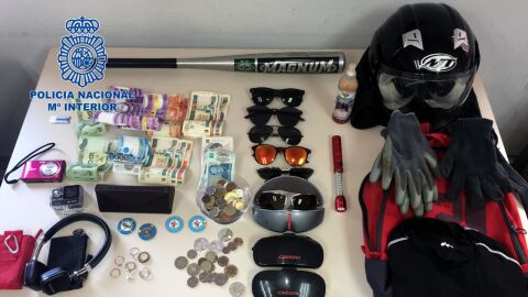 Dinero y efectos recuperados por la Polic&iacute;a Nacional de Elche.