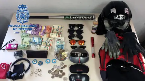 Dinero y efectos recuperados por la Policía Nacional de Elche. Dinero y efectos recuperados por la Policía Nacional de Elche.