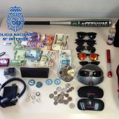 Dinero y efectos recuperados por la Policía Nacional de Elche.