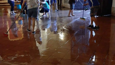 Un grupo de personas achicando el agua que entro en la Ermita de San Juan de Almagro