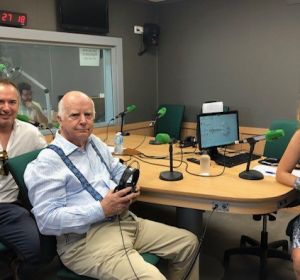 Rafel Ferragut y Marcos Ferragut en los estudios de Onda Cero Mallorca el día en que el auditorium de Palma cumple 50 años desde que se inauguró. Rafel Ferragut y Marcos Ferragut en los estudios de Onda Cero Mallorca el día en que el auditorium de Palma cumple 50 años desde que se inauguró.