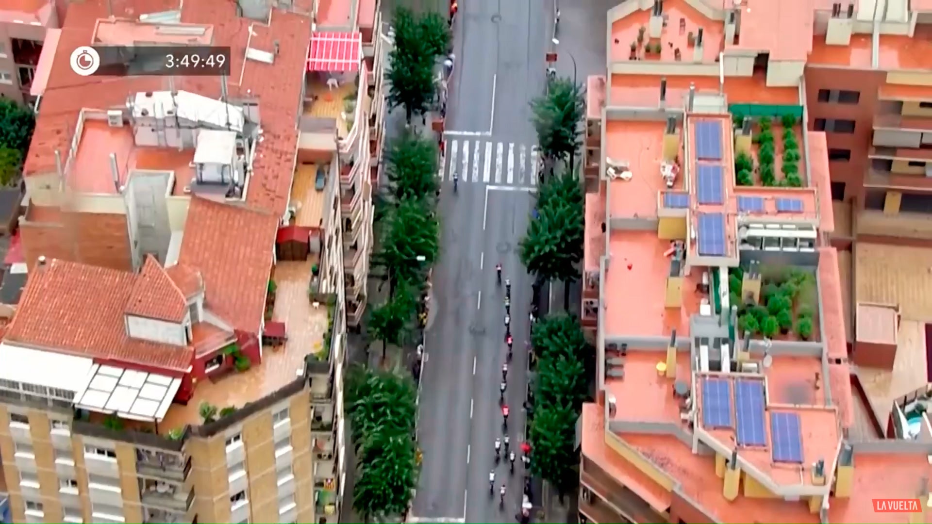 El helicóptero de La Vuelta descubre una plantación de marihuana en una terraza de Igualada El helicóptero de La Vuelta descubre una plantación de marihuana en una terraza de Igualada