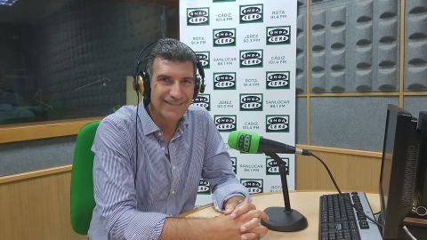 Hoy analizamos los &uacute;ltimos fichajes del C&aacute;diz, 'Choco' Lozano y Luismi Quezada. Adem&aacute;s nos visita el presidente del Club Baloncesto Gades, Diego Zamorano. La actualidad deportiva de C&aacute;diz contada por Jos&eacute; Antonio Rivas a las 13:20 horas.