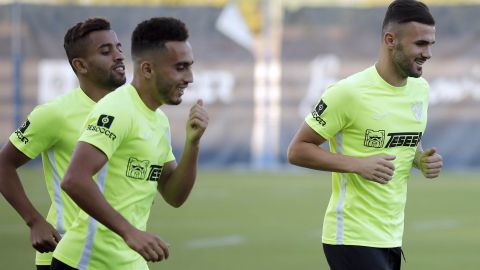 Benkhemassa y Sadiku, con Boulahroud en un entrenamiento del M&aacute;laga CF