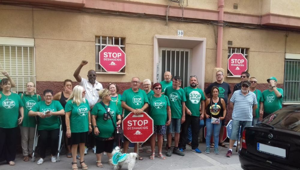 Integrantes de la PAH de Elche y el afectado por el desahucio paralizado en Carrús.