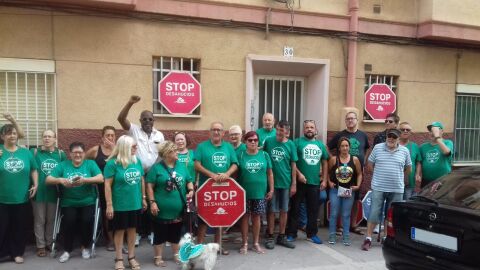 Integrantes de la PAH de Elche y el afectado por el desahucio paralizado en Carr&uacute;s.