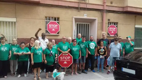Integrantes de la PAH de Elche y el afectado por el desahucio paralizado en Carrús. Integrantes de la PAH de Elche y el afectado por el desahucio paralizado en Carrús.