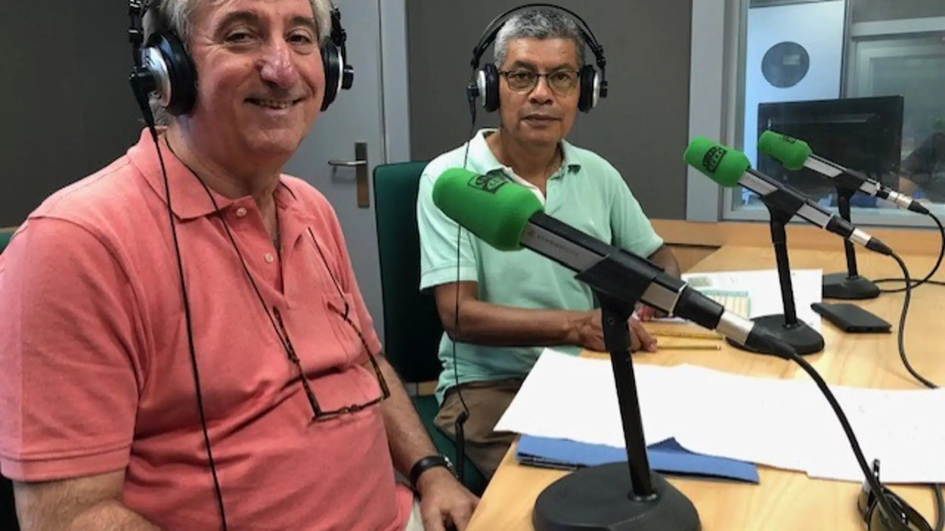 Lino Salas y José Antonio Sureda, voluntarios del Teléfono de la Esperanza, en los estudios de Onda Cero Mallorca.