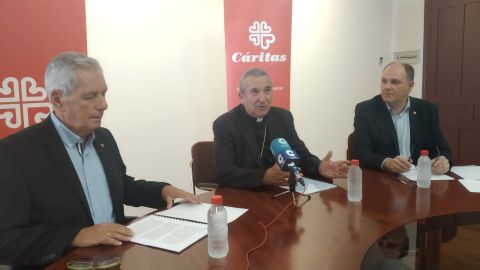 El Obispo de Ciudad Reay y responsables de C&aacute;ritas, durante la rueda de prensa