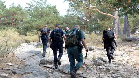 Agentes del equipo de rescate en montaña en la zona de los Siete Picos, en Cercedilla Agentes del equipo de rescate en montaña en la zona de los Siete Picos, en Cercedilla