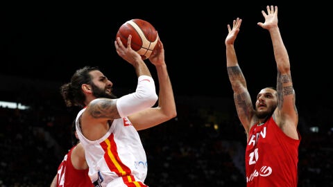 Ricky Rubio lanza a canasta en el partido contra Ir&aacute;n