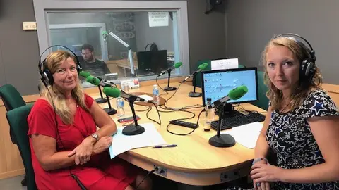 La consellera balear de Salud y Consumo, Patricia Gómez, en los estudios de Onda Cero Mallorca. Entrevista