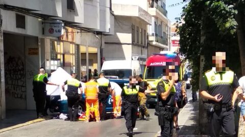 Los servicios de emergencias atienden a la v&iacute;ctima en el lugar de los hechos en Elda.