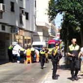 Los servicios de emergencias atienden a la víctima en el lugar de los hechos en Elda.