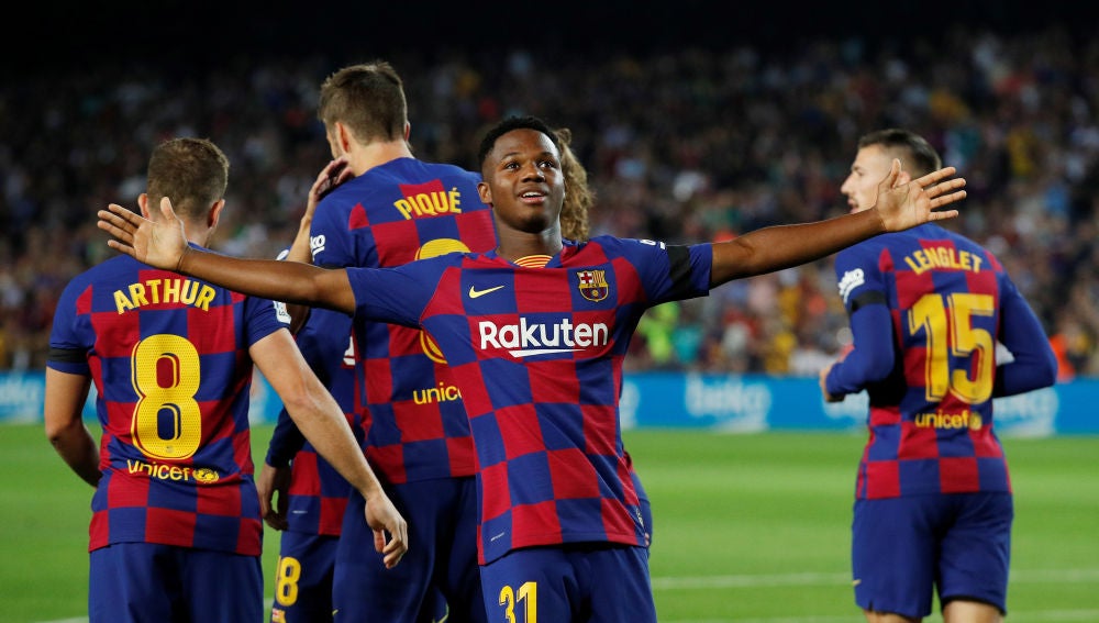 Ansu Fati celebra junto a los demás jugadores su gol con el Barça