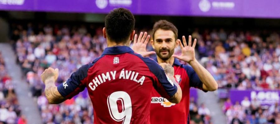 Los jugadores Osasuna Adrián López (d) y Chimy Ávila Los jugadores Osasuna Adrián López (d) y Chimy Ávila