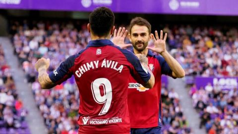 Los jugadores Osasuna Adri&aacute;n L&oacute;pez (d) y Chimy &Aacute;vila