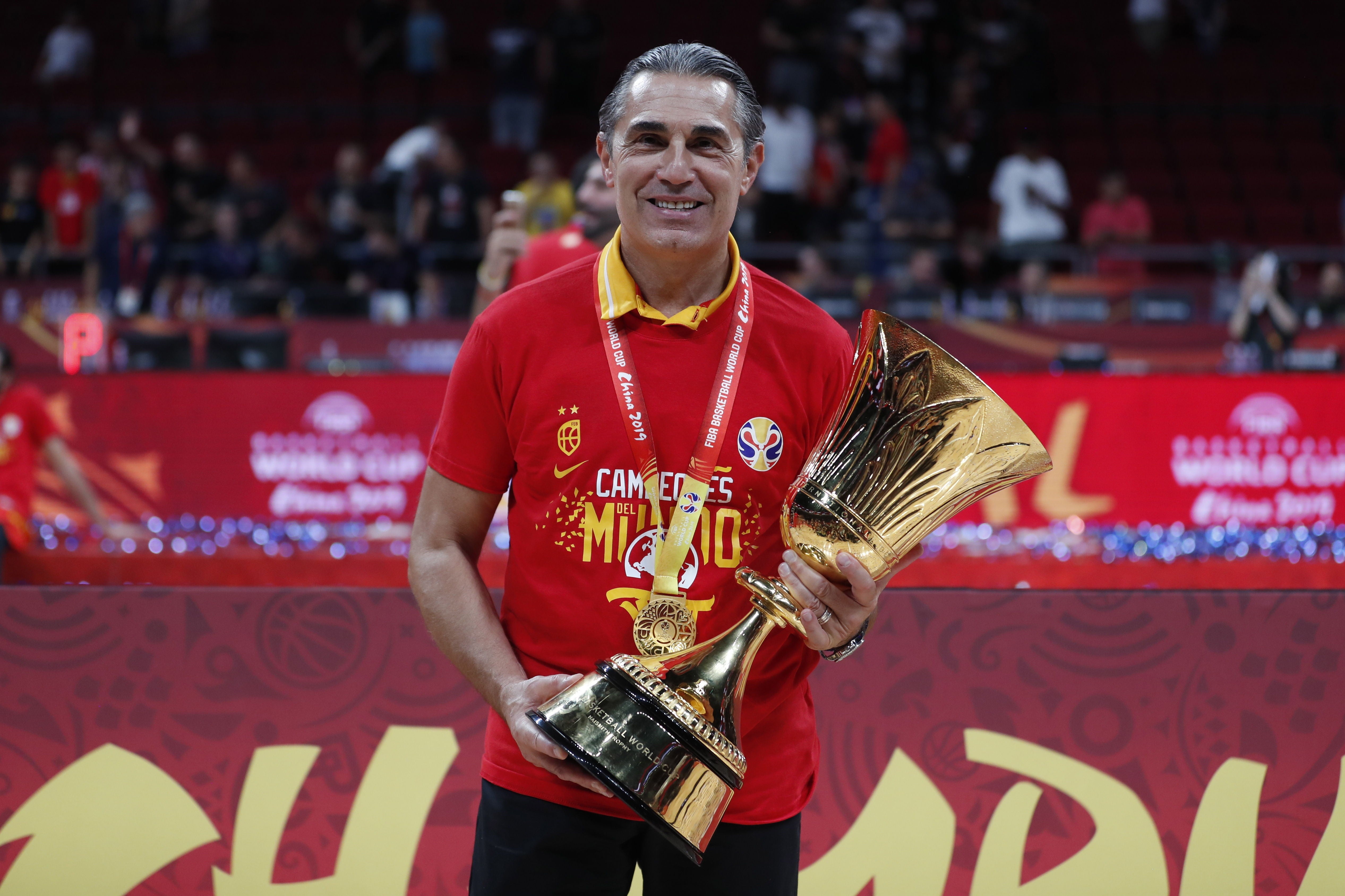 Rubén Amón indulta a Sergio Scariolo: "Ha demostrado que la lealtad a un equipo prevalece a las obligaciones con una patria" Rubén Amón indulta a Sergio Scariolo: "Ha demostrado que la lealtad a un equipo prevalece a las obligaciones con una patria"