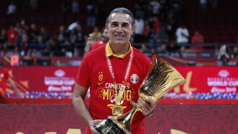 Sergio Scariolo con la Copa de campeón del mundo Sergio Scariolo con la Copa de campeón del mundo