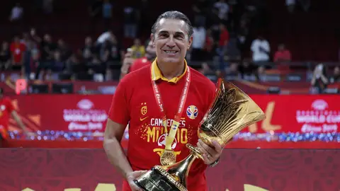 Sergio Scariolo con la Copa de campeón del mundo Sergio Scariolo con la Copa de campeón del mundo