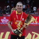 Sergio Scariolo con la Copa de campeón del mundo Sergio Scariolo con la Copa de campeón del mundo