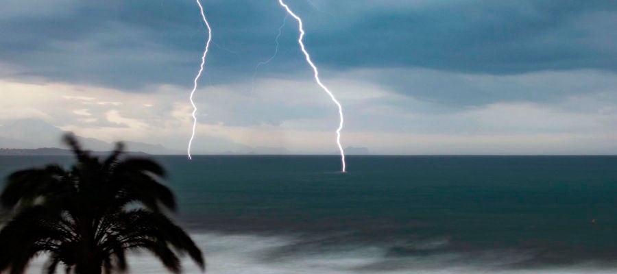 Dos rayos caen en el mar en Arenales del Sol de Elche. Dos rayos caen en el mar en Arenales del Sol de Elche.
