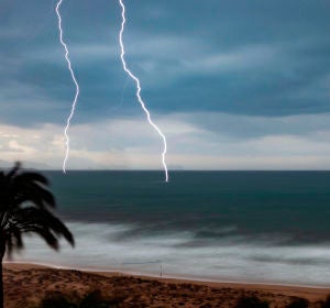 Dos rayos caen en el mar en Arenales del Sol de Elche. Dos rayos caen en el mar en Arenales del Sol de Elche.