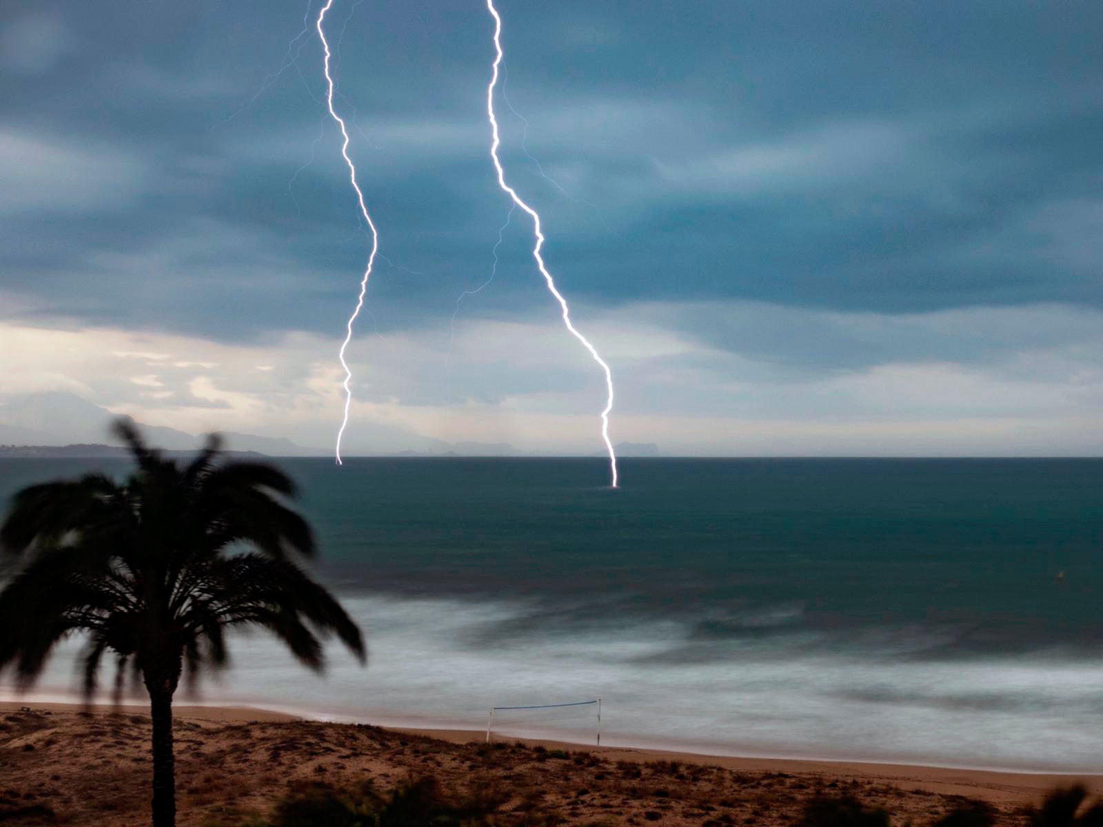 La DANA deja en Elche, Crevillent y Santa Pola un rastro de más de 1000 rayos y precipitaciones acumuladas de hasta 256 litros de lluvia La DANA deja en Elche, Crevillent y Santa Pola un rastro de más de 1000 rayos y precipitaciones acumuladas de hasta 256 litros de lluvia