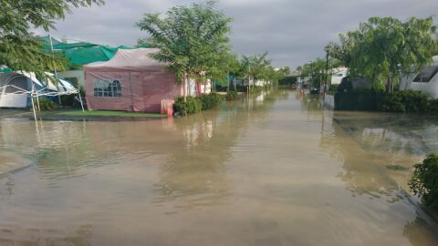 Calles anegadas por el agua en el camping Marjal de Crevillent.