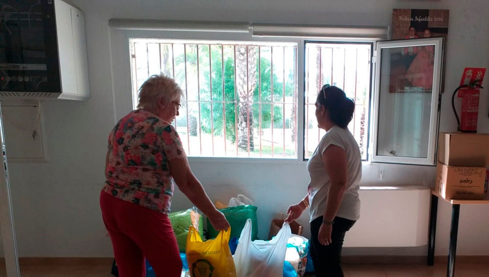 Recogida de ayuda en el centro social de La Hoya de Elche para los damnificados por la DANA en la Vega Baja.