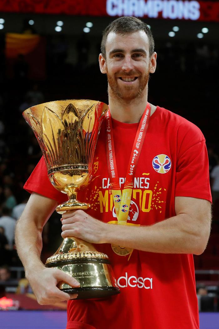 Víctor Claver: "Hay que hacer el esfuerzo de pensar más en los demás que en nosotros mismos porque salimos ganando" Víctor Claver: "Hay que hacer el esfuerzo de pensar más en los demás que en nosotros mismos porque salimos ganando"